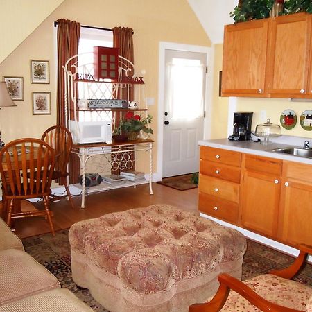 Carriage House Fredericksburg Bed and Breakfast Esterno foto