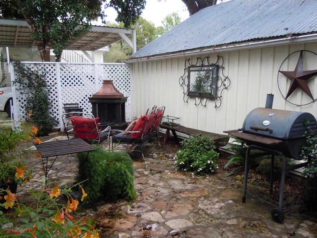 Carriage House Fredericksburg Bed and Breakfast Esterno foto
