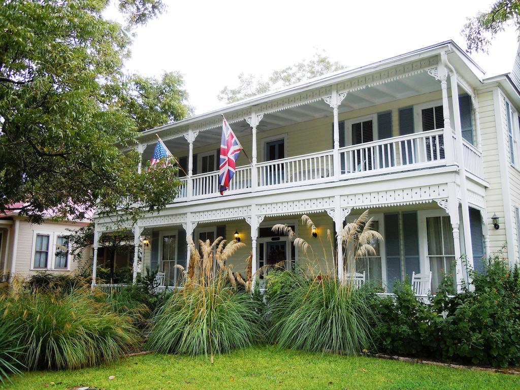 Carriage House Fredericksburg Bed and Breakfast Esterno foto