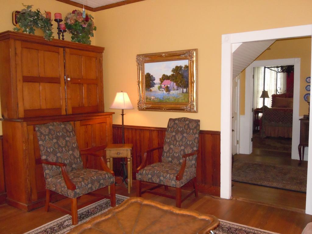 Carriage House Fredericksburg Bed and Breakfast Esterno foto