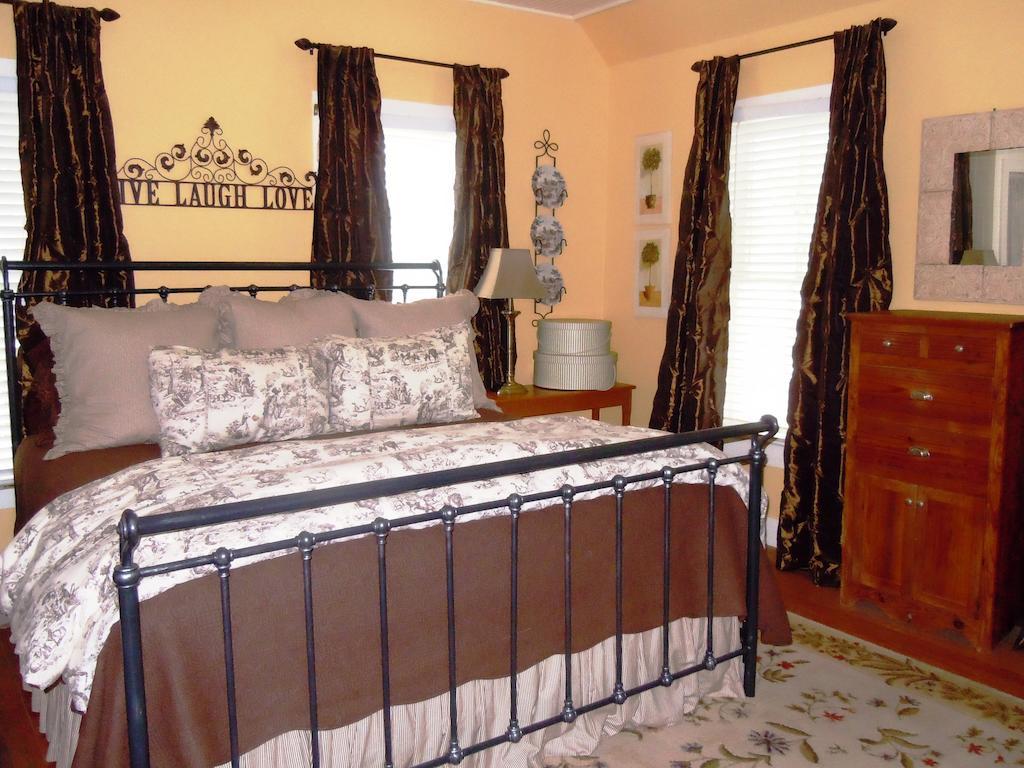 Carriage House Fredericksburg Bed and Breakfast Esterno foto