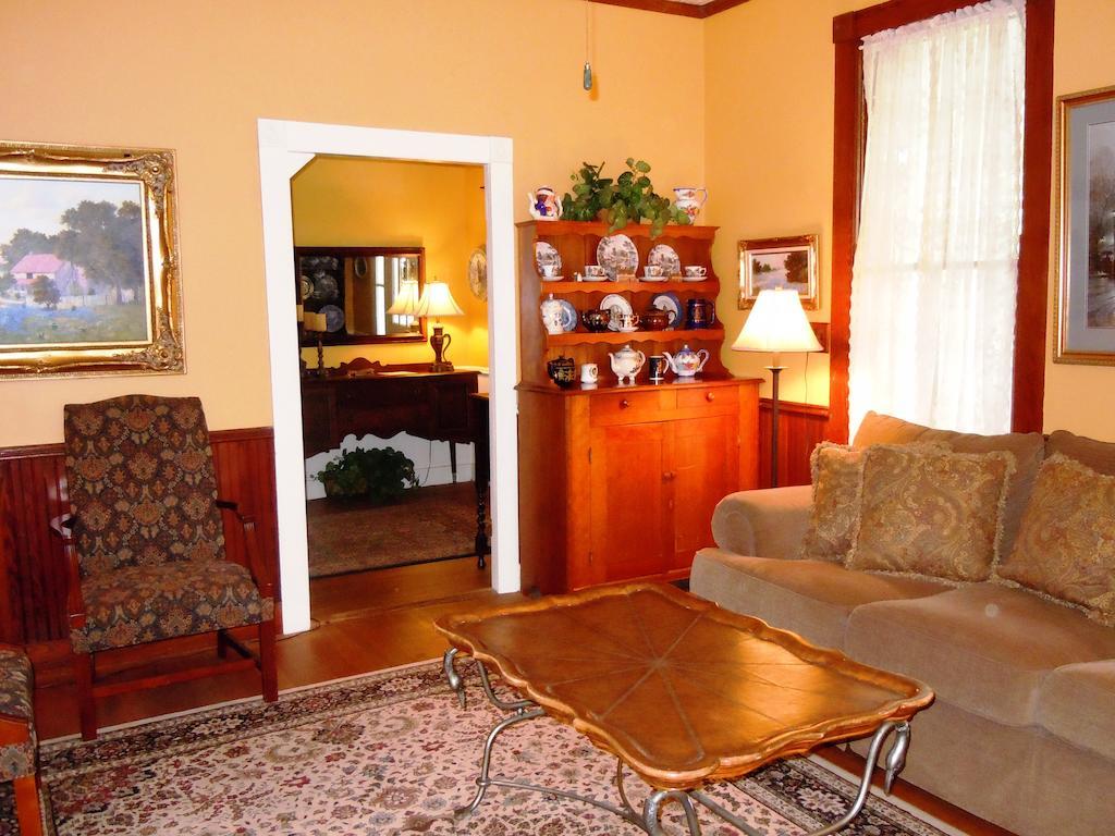 Carriage House Fredericksburg Bed and Breakfast Esterno foto