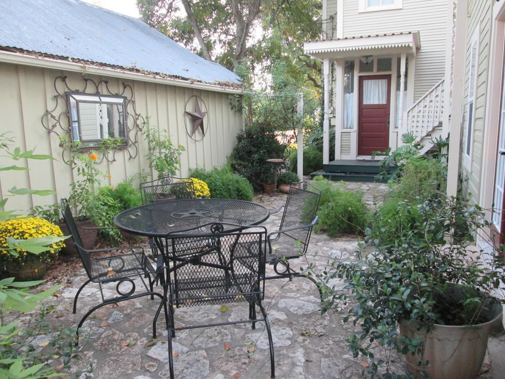 Carriage House Fredericksburg Bed and Breakfast Esterno foto