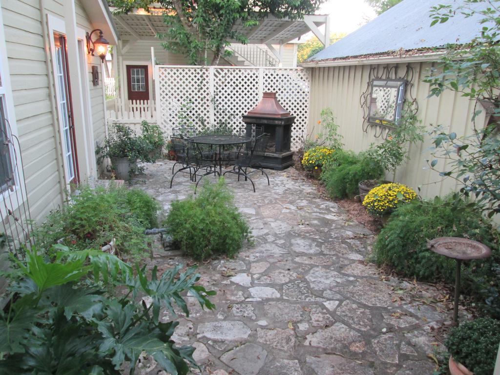 Carriage House Fredericksburg Bed and Breakfast Esterno foto
