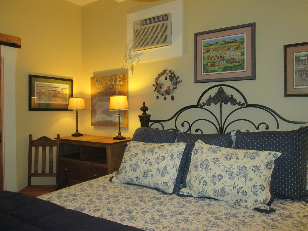 Carriage House Fredericksburg Bed and Breakfast Esterno foto