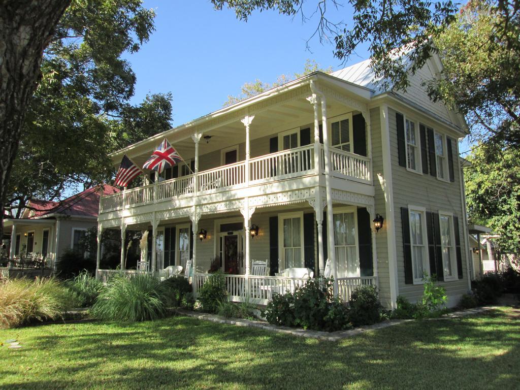 Carriage House Fredericksburg Bed and Breakfast Esterno foto